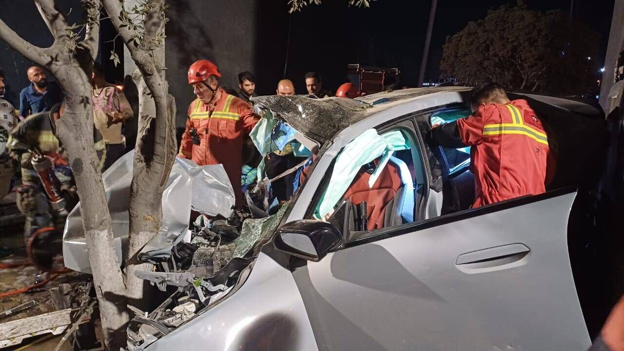 ببینید چه بلایی بر سر این BMW آمده است | تصادف مرگبار بی ام در بزرگراه همت + فیلم | ۲ دختر و یک پسر جوان جان باختند