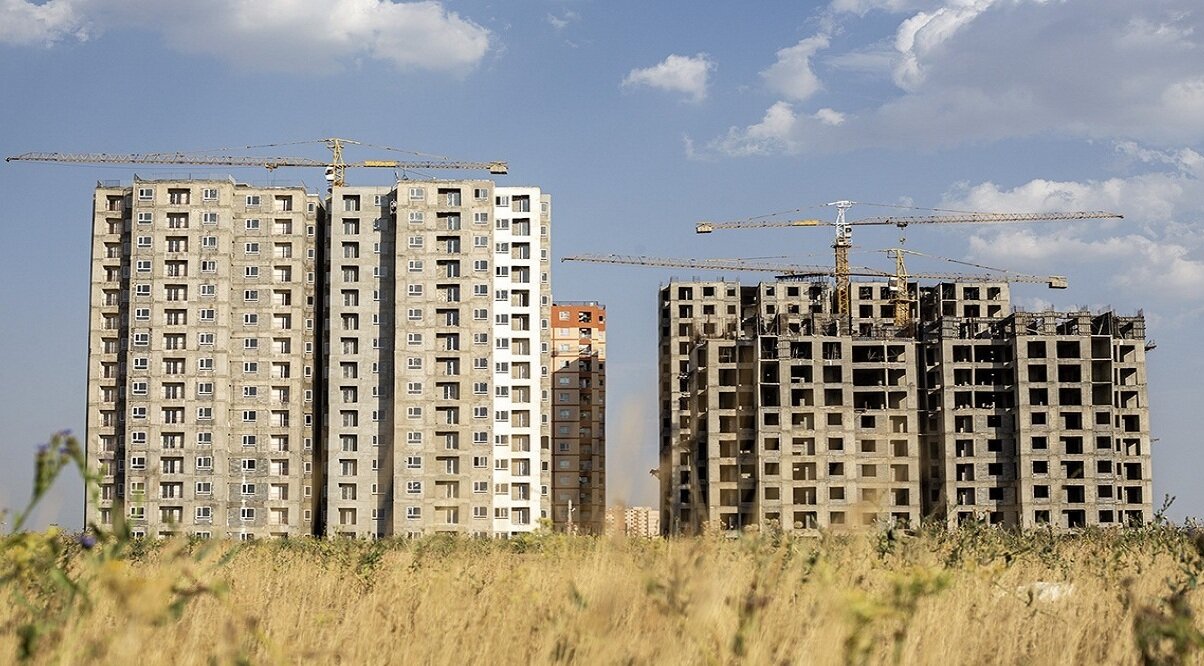 قیمتهای اعلامی در بازار مسکن واقعی نیست | بازی دلالها با اعداد نجومی؛ قیمت واقعی خانه در تهران چقدر است؟