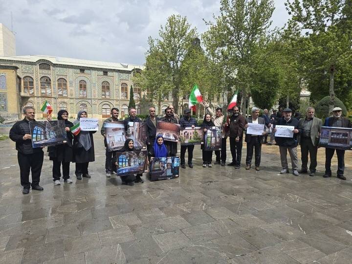 تشکیل زنجیره انسانی در کاخ گلستان