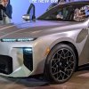 فناوری‌های کلاس جدید | پرچم‌دار سری ۷ جدید BMW با یک صفحه سینمایی برای سرنشینان