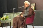 اقامه اذان برای نوزاد یکی از زائران توسط پدر شهید زهرا محمدی گلپایگانی+ فیلم