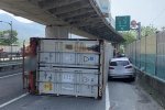 دست‌فرمان و واکنش بی‌نظیر یک راننده؛ فرار میلیمتری از له شدن زیر بار یک کامیون + فیلم