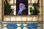 نصب کتیبه جدید تصویر رهبر شهید در ایوان ساعت حرم امام رضا(ع)