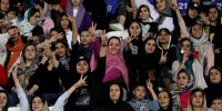ببینید | ذوق بانوی هوادار نساجی از اولین حضور در استادیوم آزادی + (فیلم)