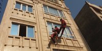ببینید | سقوط وحشتناک کارگر از طبقه دوم حین اجرای نمایش + (فیلم)