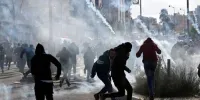 ببینید | استفاده سربازان اسرائیلی از یک زندانی فلسطینی به عنوان سپر انسانی! + (فیلم)