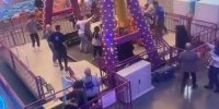 ببینید | اولین تصاویر از مجروح شدن تلخ شش کودک در حادثه در مرکز خرید بورسا