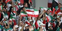 ببینید | تمیز کردن ورزشگاه و جمع کردن زباله‌ها توسط تماشاچیان ایرانی در قطر