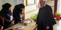 ببینید | شوخی حسن روحانی با دو رای‌دهنده جوان: تقلب نکنید!