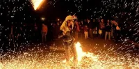 ببینید | ویدیوی جنجالی سفارت انگلیس در تهران برای چهارشنبه‌سوری؛ سفیر حافظ خواند و از روی آتش پرید