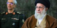 عکس | نوشته حکاکی شده روی انگشتر رهبر انقلاب هنگام بازدید از نمایشگاه دستاوردهای هوا فضای سپاه
