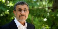 عکس | اولین عکس محمود احمدی‌نژاد در روزنامه‌ها؛ یک تابلوی کج بالای سرش!
