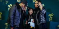 تصاویر | حضور خانوادگی مهران غفوریان و بغل کردن مهران احمدی در فوتوکال آبی روشن
