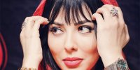 عکس | سلفی عجیب لیلا اوتادی؛ نشاندن پرنده شکاری روی سر!