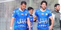 عکس | حذف تبلیغ اسپانسر استقلال از روی لباس آبی‌ها؛ برچسب روی اسم «موبایل موسوی»!