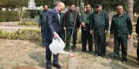 غرس دو اصله نهال توسط رئیس مجلس در روز درخت‌کاری