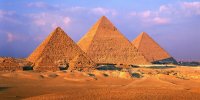 چند هرم در مصر باستان ساخته شد؟