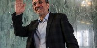 عکس احمدی نژاد و نوه اش دست به دست شد