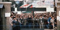 عکس خاص از جشن کریسمس گروگان های آمریکایی در ایران /شاهرخ اورکت به تن و دوربین روی دوش، منتظر است در باز شود...