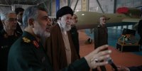 عکس متفاوت از رهبری در بازدید از دستاوردهای نظامی /یک لیوان چای، یک لبخند رضایت