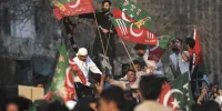 اعتراضات حامیان عمران خان به تقلب در انتخابات/ پاسخ پلیس با شلیک گاز اشک‌آور