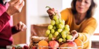 میوه‌ای که مصرف آن برای سالمندان بسیار مفید است