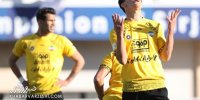 سپاهان بدون ۱۰ بازیکن باخت/ هدیه مرد یونانی به استقلال و پرسپولیس