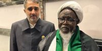عکس | شیخ زکزاکی و مداح معروف با پوشش خادمی در حرم مطهر رضوی