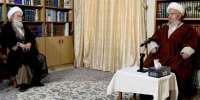 شیخ عیسی قاسم با ویلچر به دیدار آیت‌الله مکارم رفت | تصاویر