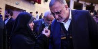 دیدار خاص شهردار تهران با خانواده شهدا در یک مراسم رسمی | تصاویر