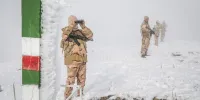 ایستاده در برف؛ آمادگی مرزبانان جان برکف در زمستان سخت | تصاویر