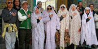 تصاویر جالب از حجاب زنان گردشگران چینی در حرم امام رضا(ع) | تصاویر