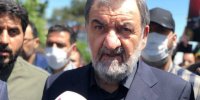 واکنش محسن رضایی به پوشیدن لباس رزم در تلویزیون | از جنگ نمی ترسیم اما... + (فیلم)