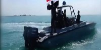 تصاویر دیدنی از تمرین نیروی دریایی یمن؛ سربازانی که از زیر آب ظاهر می شوند!