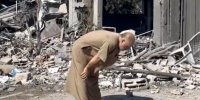 تصاویر نماز خواندن یک فلسطینی در ویرانه‌های غزه