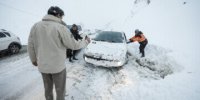 تصاویری جالب از گرفتار شدن خودروها و زیبایی شب برفی در جاده چالوس !  | ببینید