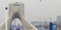 تصاویر پرشکوه فرود چتربازان نیروهای مسلح بر فراز برج آزادی | ببینید