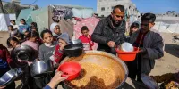 تصاویر تاسف‌بار از وضعیت غذایی مردم غزه |  ببینید این کودکان بی گناه چگونه برنج را توی جیبهایشان می ریزند