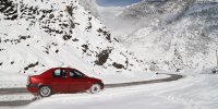 خودروهای گرفتار در برف و کولاک جاده‌های گیلان ؛ امداد رسانی هلال احمر | فیلم