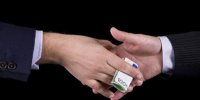 این افراد از شرکت‌های خودرویی رشوه می‌گرفتند؛ از شمش طلا تا گوشی آیفون