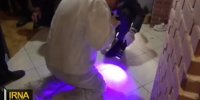 حجم خون زیاد ریخته شده در منزل داریوش مهرجویی | به هم ریختگی باورنکردنی وسایل ویلا ؛ قاتل یا قاتلین به دنبال چه بودند + حاوی تصاویر دلخراش + (فیلم)