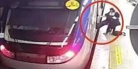 تصاویر لحظه‌به‌لحظۀ از ورود آرمیتا گراوند به مترو تا لحظۀ بیهوشی‌اش (۱۸دقیقه) + (فیلم)