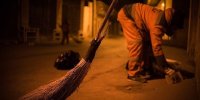 ببینید | اقدام تحسین‌برانگیز پاکبان شهرداری در بروجرد برای نجات توله‌های یک سگ از کانال آب