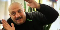 ببینید | هدیه متفاوت و زیبا یک برنامه به آقای مجری