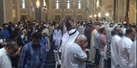 ببینید | صحنه‌ای دیدنی از بوسیدن دستان پدر حین نماز خواندن