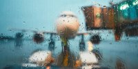 ببینید | لحظه فرود آمدن تماشایی هواپیما در روز بارانی