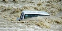 ببینید | گرفتار شدن خودرو نیسان بر اثر طغیان رودخانه سرباز در سیستان و بلوچستان