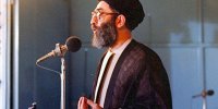 ببینید | یک واکنش تاریخی؛ لحظه انفجار بمب در نماز جمعه و ادامه خطبه‌ها توسط رهبر انقلاب
