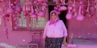 ببینید | علاقه عجیب خاله سکینه ۷۵ساله به رنگ صورتی!