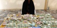 ببینید | تصاویر عجیب از حجم پول‌هایی که یک گدا در روز از مردم داخل گونی برنج ریخته است!